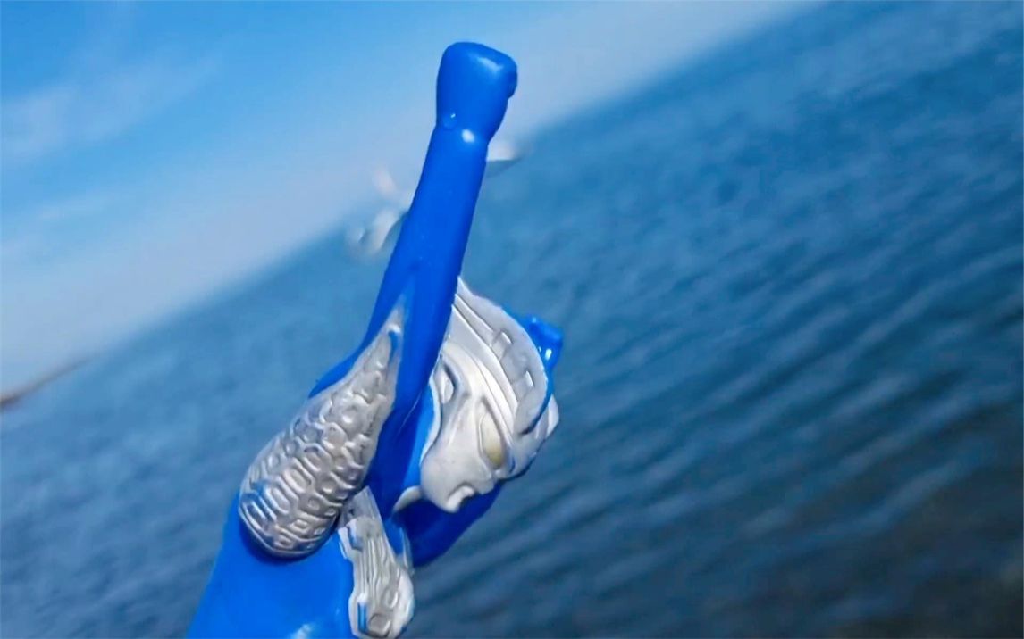 海边挂起飓风,奥特曼一个一个的,都被吹到了海里面