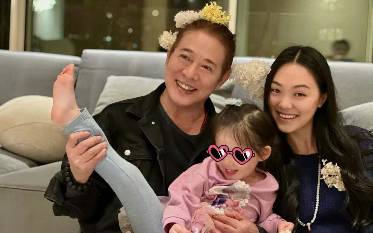 向佐一家和李连杰聚会 向佐晒女儿与李连杰及其大女儿合照,李两杰