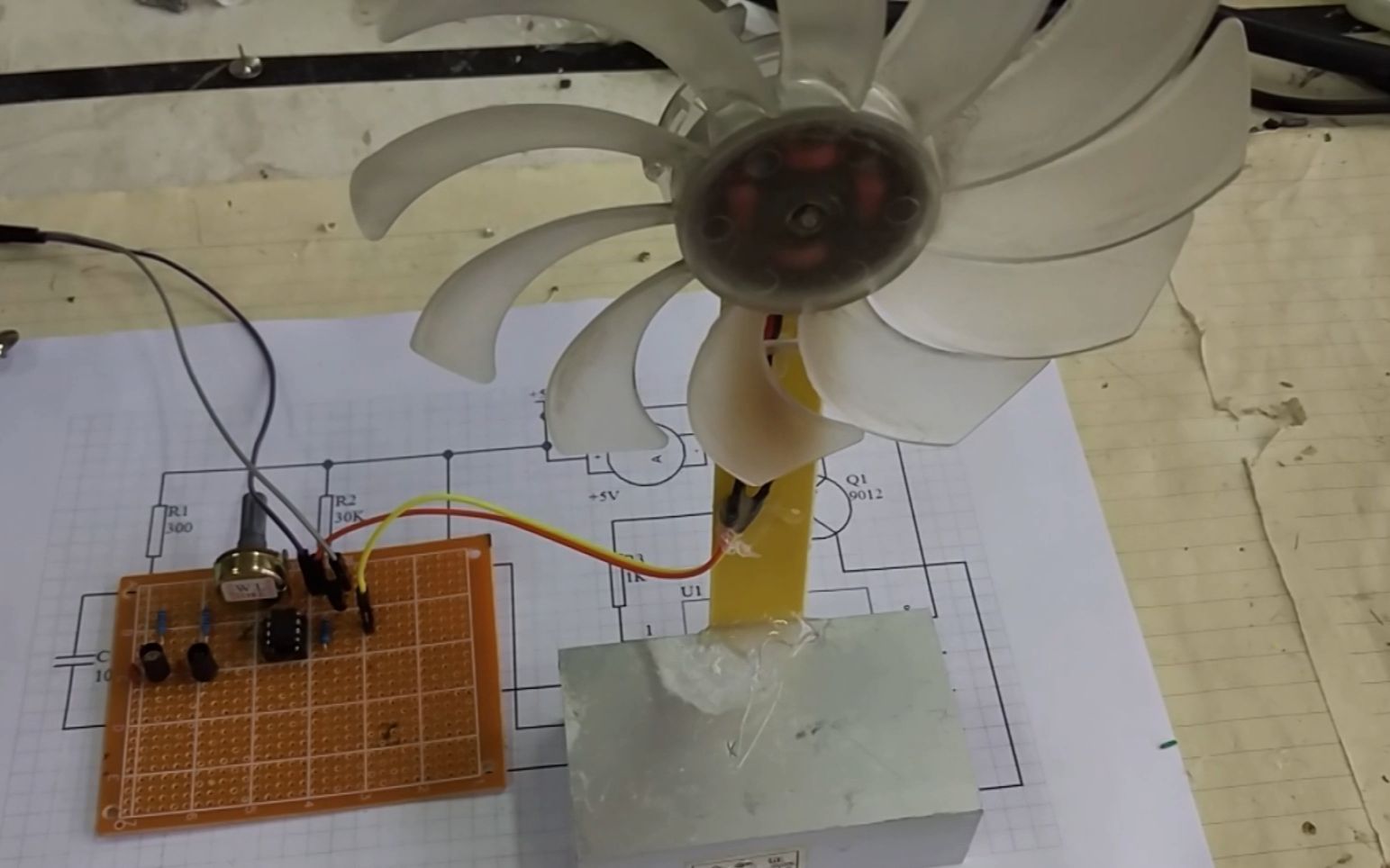 LM358红外对管触发电路DIY,教你如何应用电压比较器去控制电机的转动哔哩哔哩bilibili