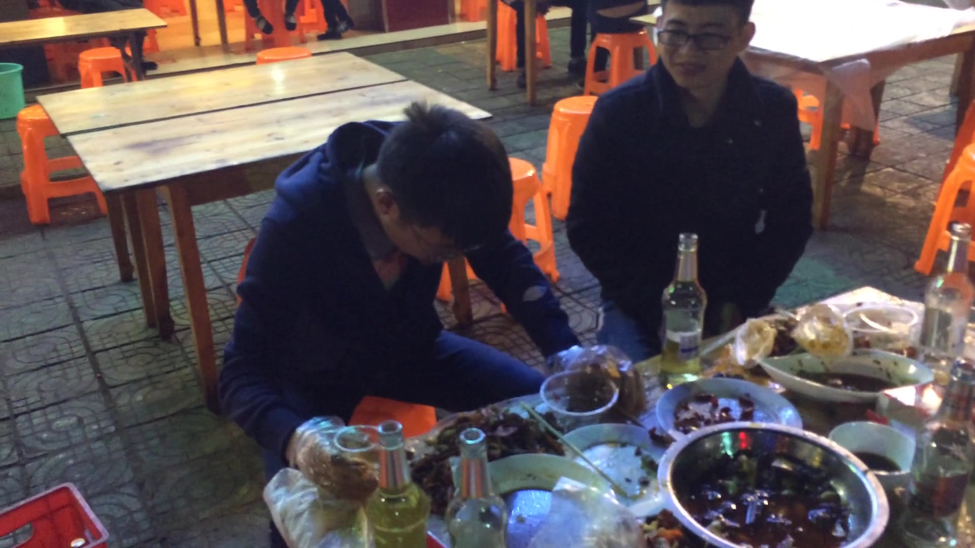 大半夜 出门吃大排档,哈哈哈哈