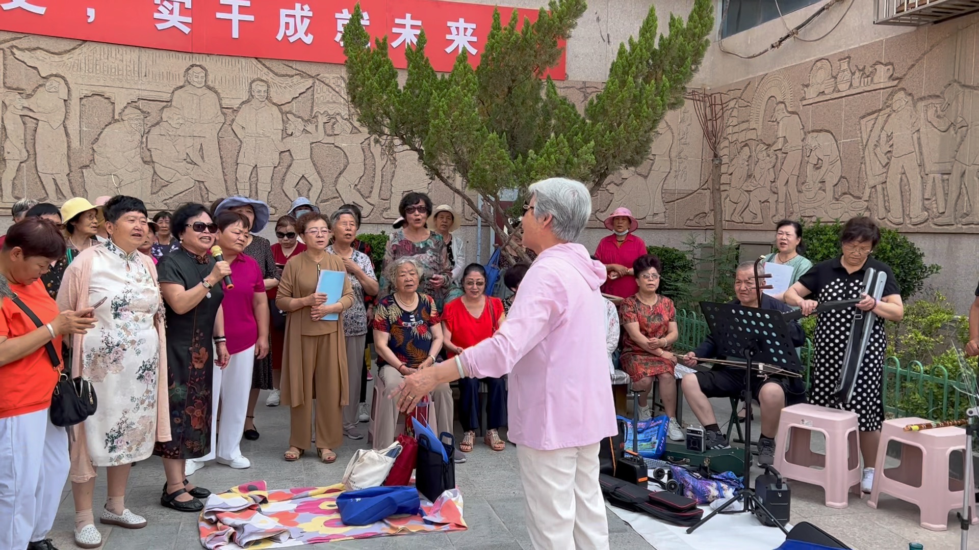 [图]兰州安宁培黎广场老年合唱歌曲《献给亲人金珠玛》