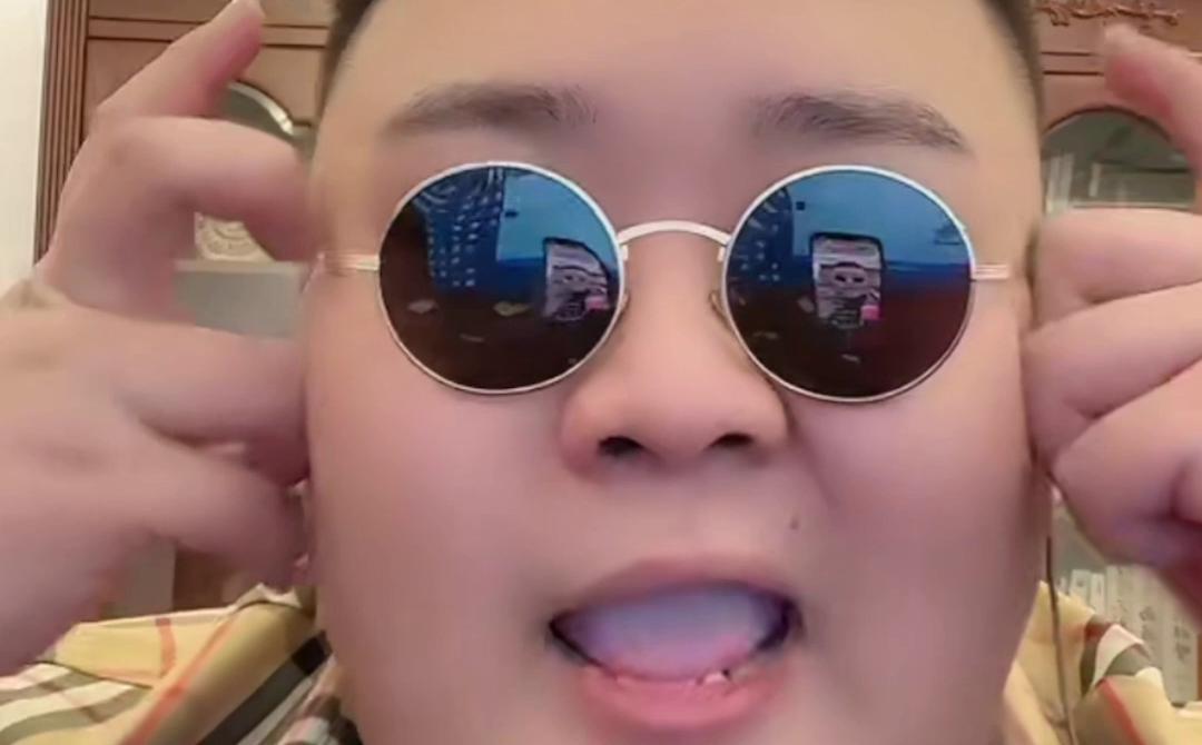 玉溪小男孩故事会之让蚕蛹拉丝的女孩