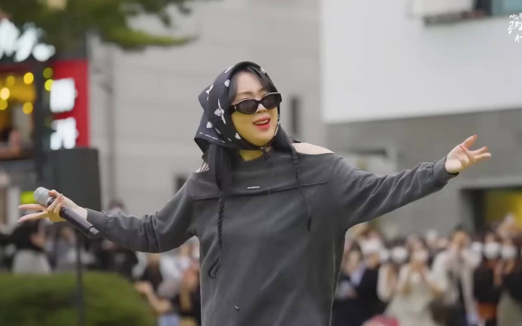 李泳知街头路演！很火是实锤！唱歌时的泳知真的很有魅力_哔哩哔哩_bilibili