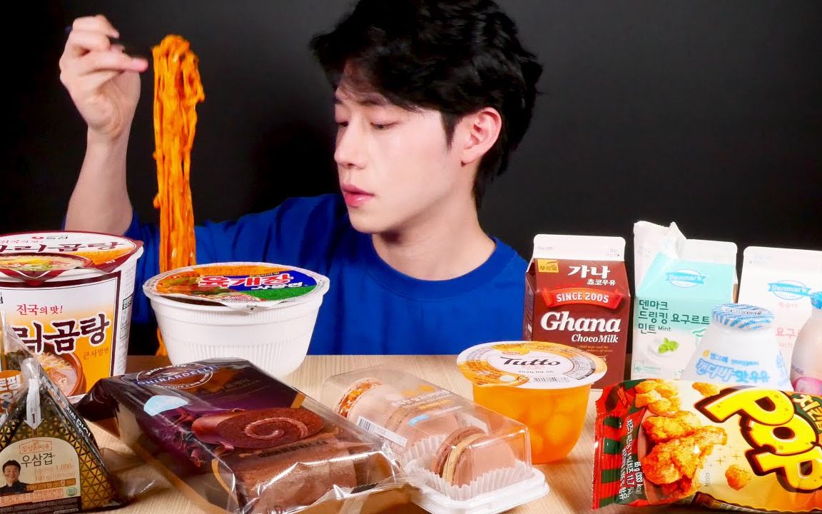 【韩国吃播ajeoc】韩国帅哥吃韩国便利店美食|声控|奶油火鸡面|马卡龙