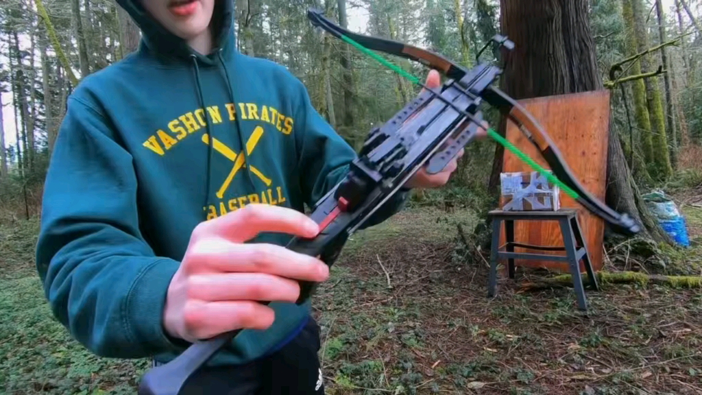 外国人展示手弩蝰蛇