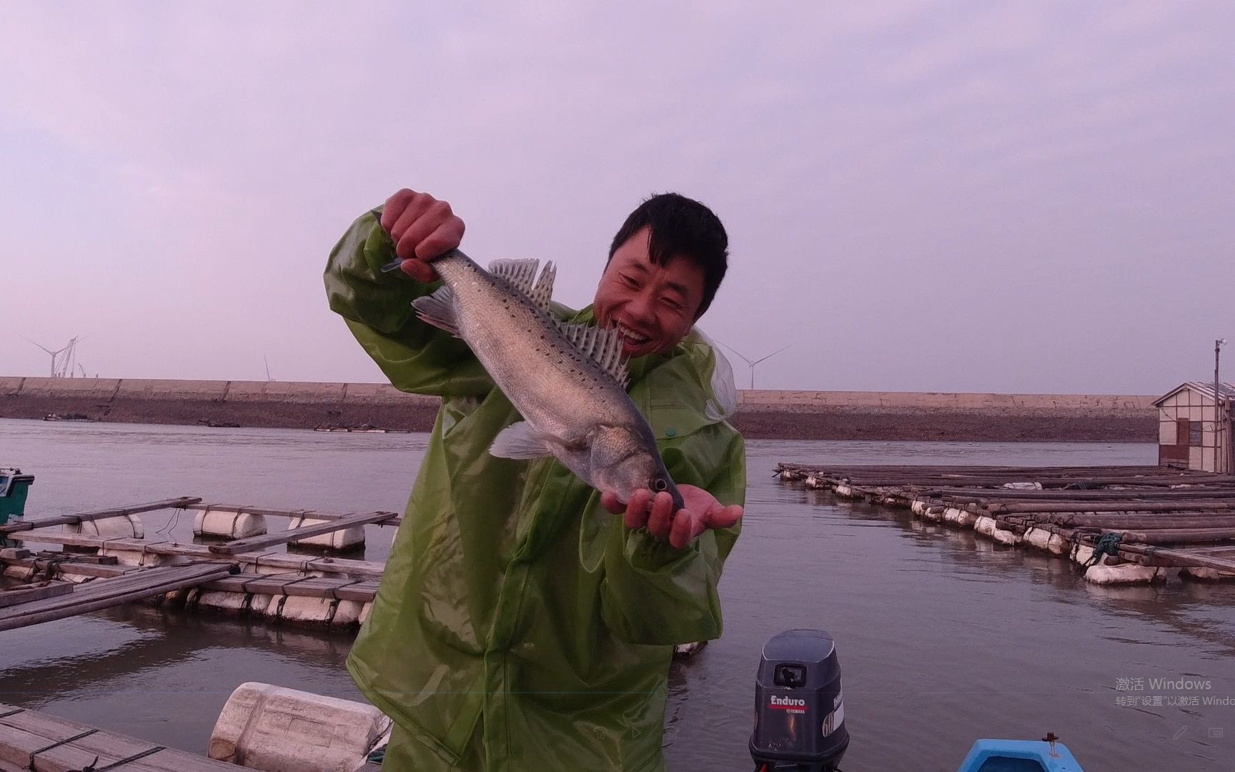 阿锋6级大风天坚持出海钓鱼,终于收获久违的大鲈鱼哔哩哔哩bilibili