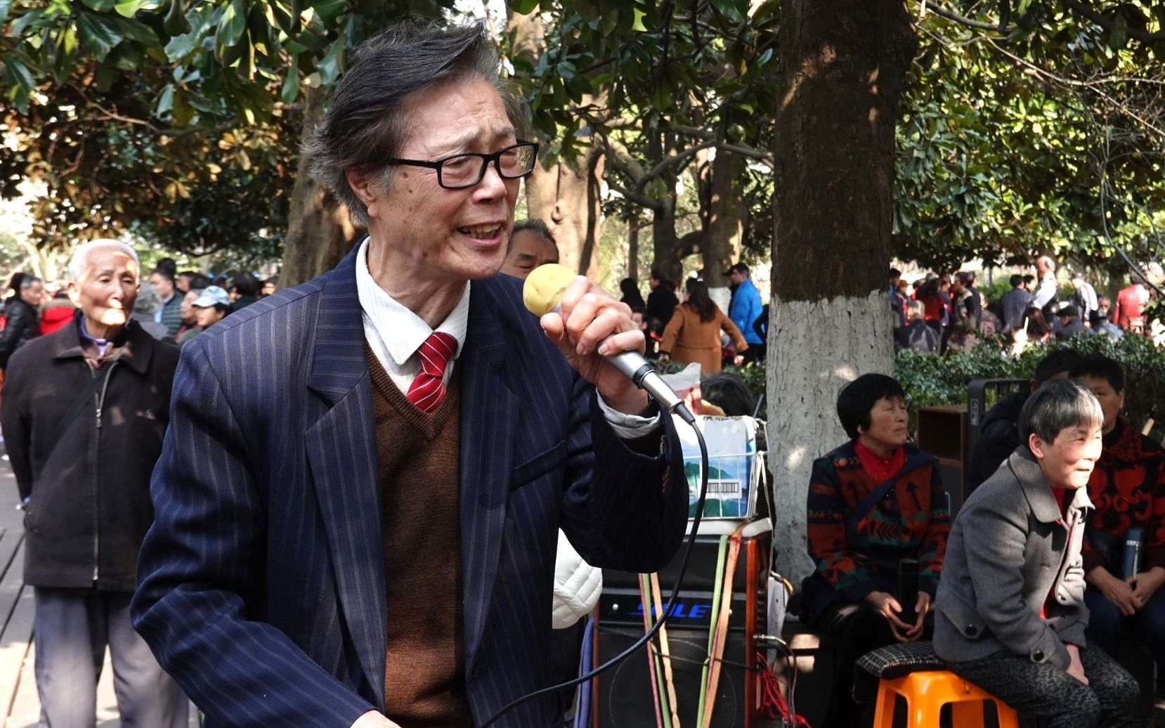 杭州人把越剧舞台搬到了西湖,老头唱戏老伴录像,外地游客听不懂