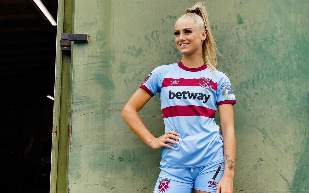 英超赛场绝世美女球员艾莉莎.莱曼