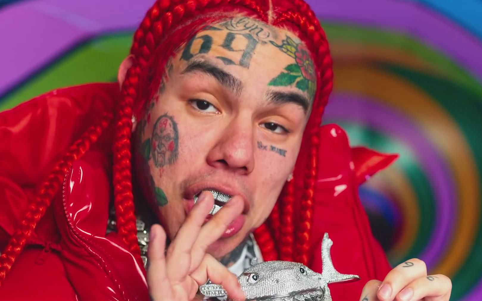 终于来了!6ix9ine联手麻辣鸡最新mv《trollz》绿色剪辑版