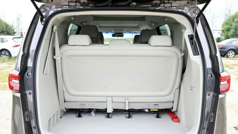 别克gl8陆上公务舱,后备厢开启之后距离第三排的空间很大,也就是说gl8