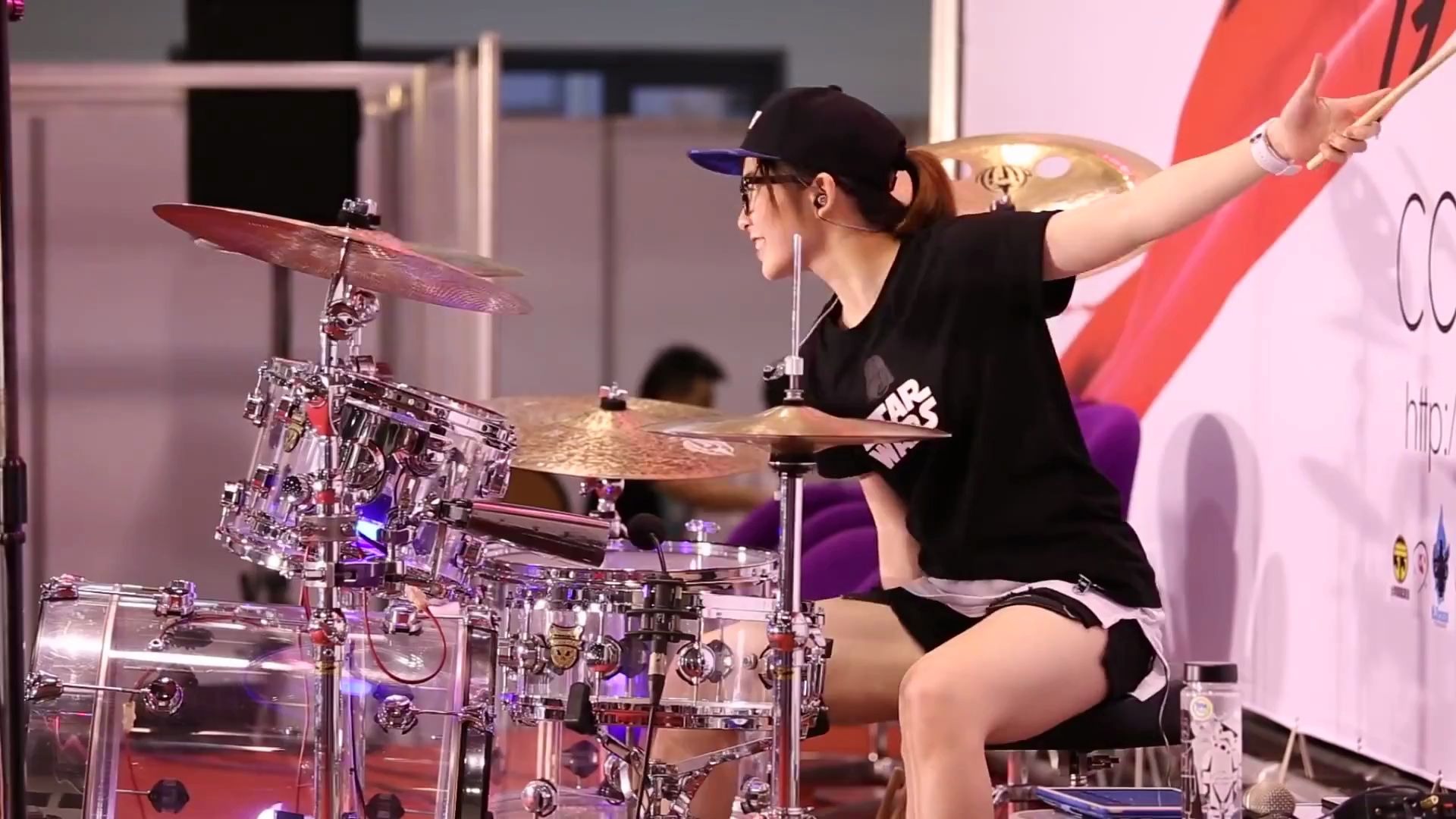 【乐器】这个小姐姐的架子鼓,真白,不是,真帅_哔哩哔哩_bilibili