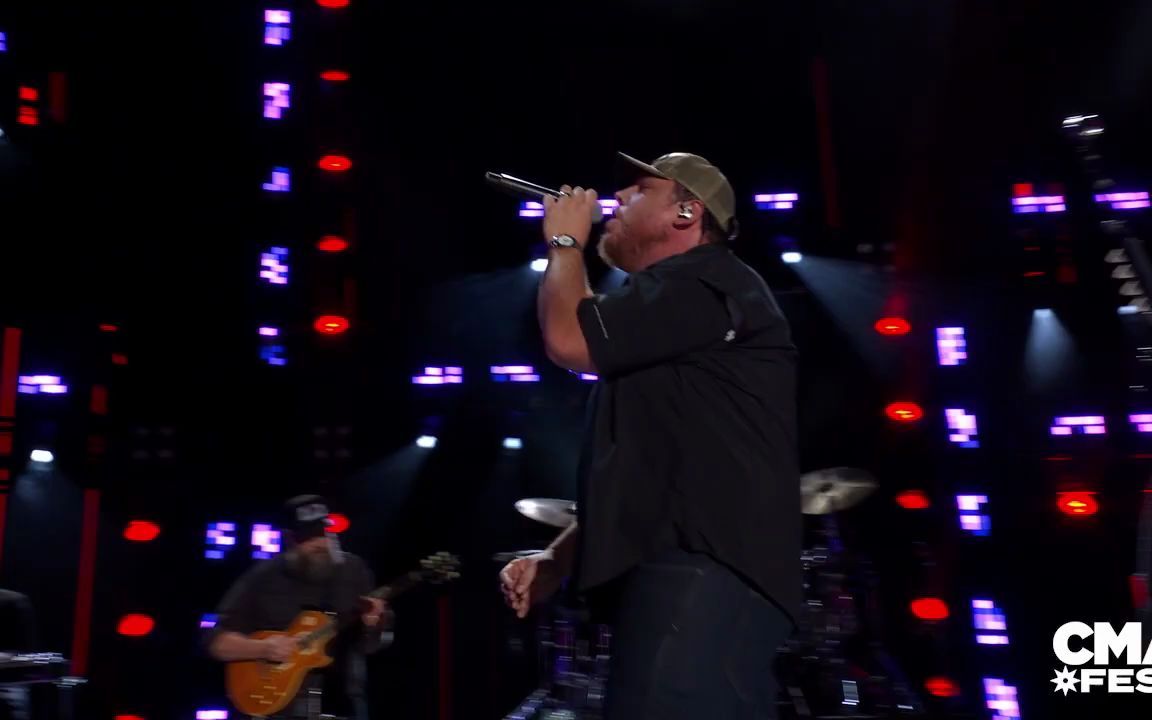 [图]Luke Combs 最新高清现场精彩演绎热单《The Kind Of Love We Make》(LIVE At CMA Fest 2022)