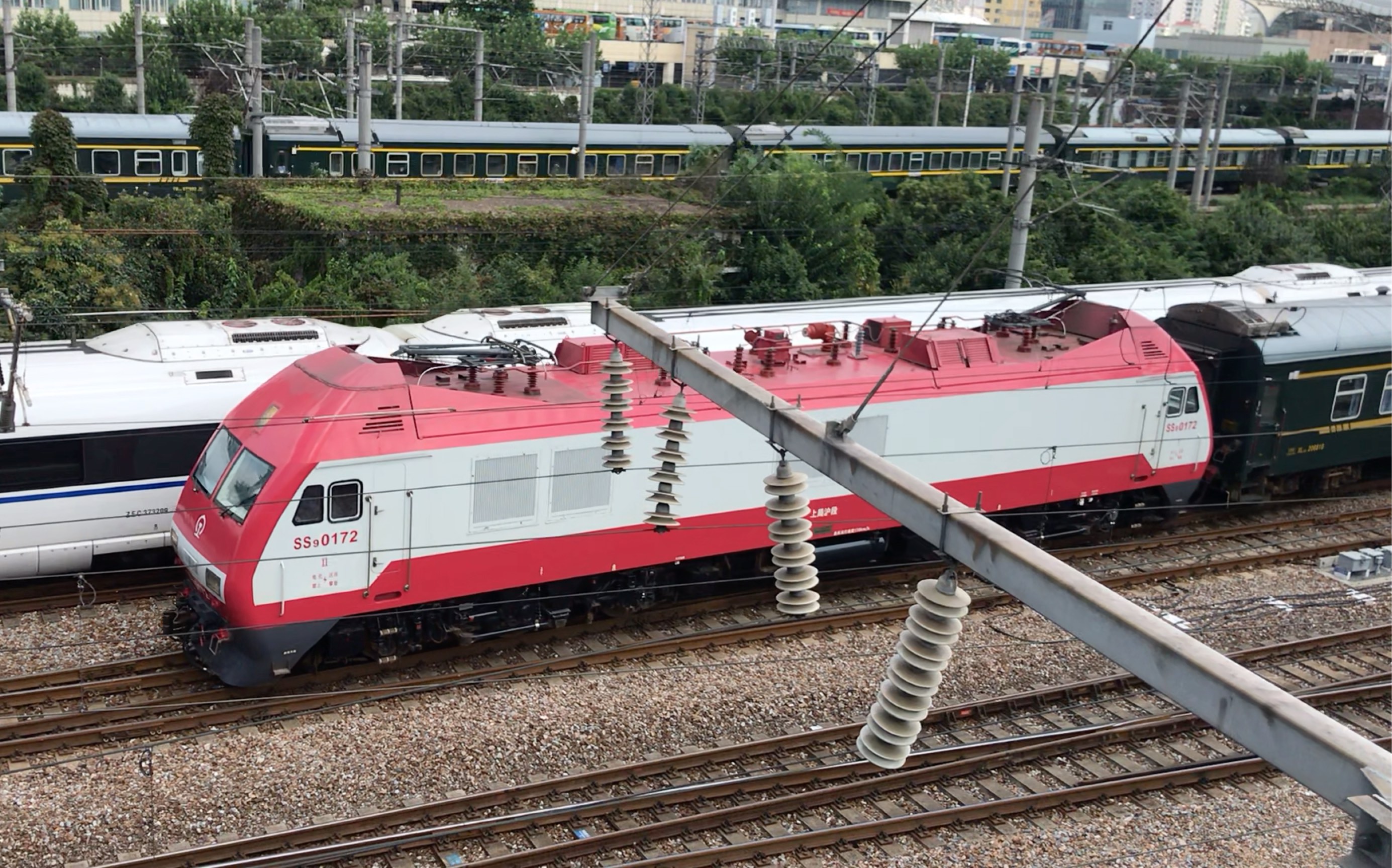 京沪神车1462次列车由ss9g牵引驶出上海站
