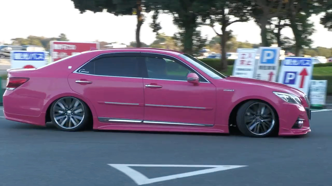 开粉色皇冠的小姐姐来了,丰田皇冠,每一代都如此经典.999999