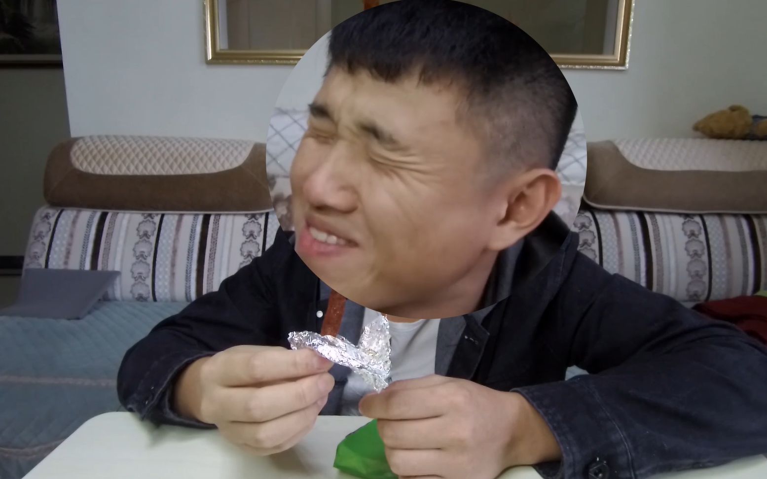 作死挑战死神辣条,死神锅巴,结果被辣哭了_哔哩哔哩 (゜-゜)つロ 干杯