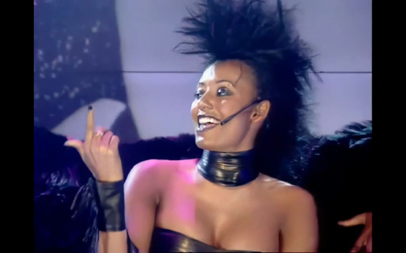 [图]【孕中献唱】Mel B - Word Up (Live 1999.07.09 Top Of The Pops)