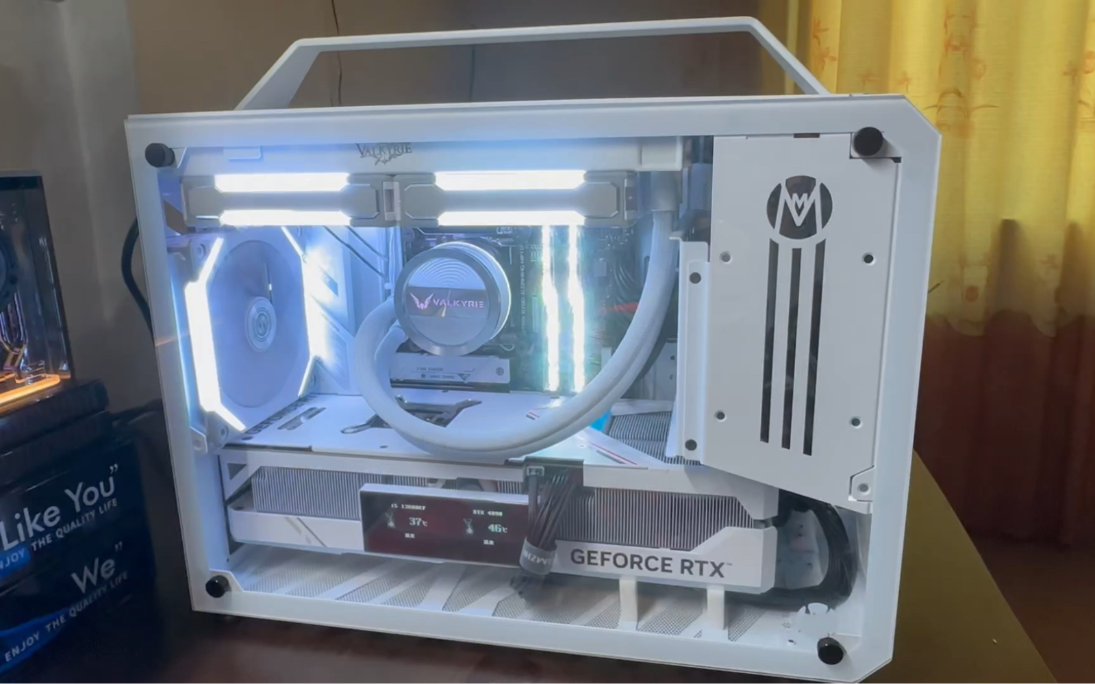 机械大师c max机箱 13600kf 4090白色火神上机效果