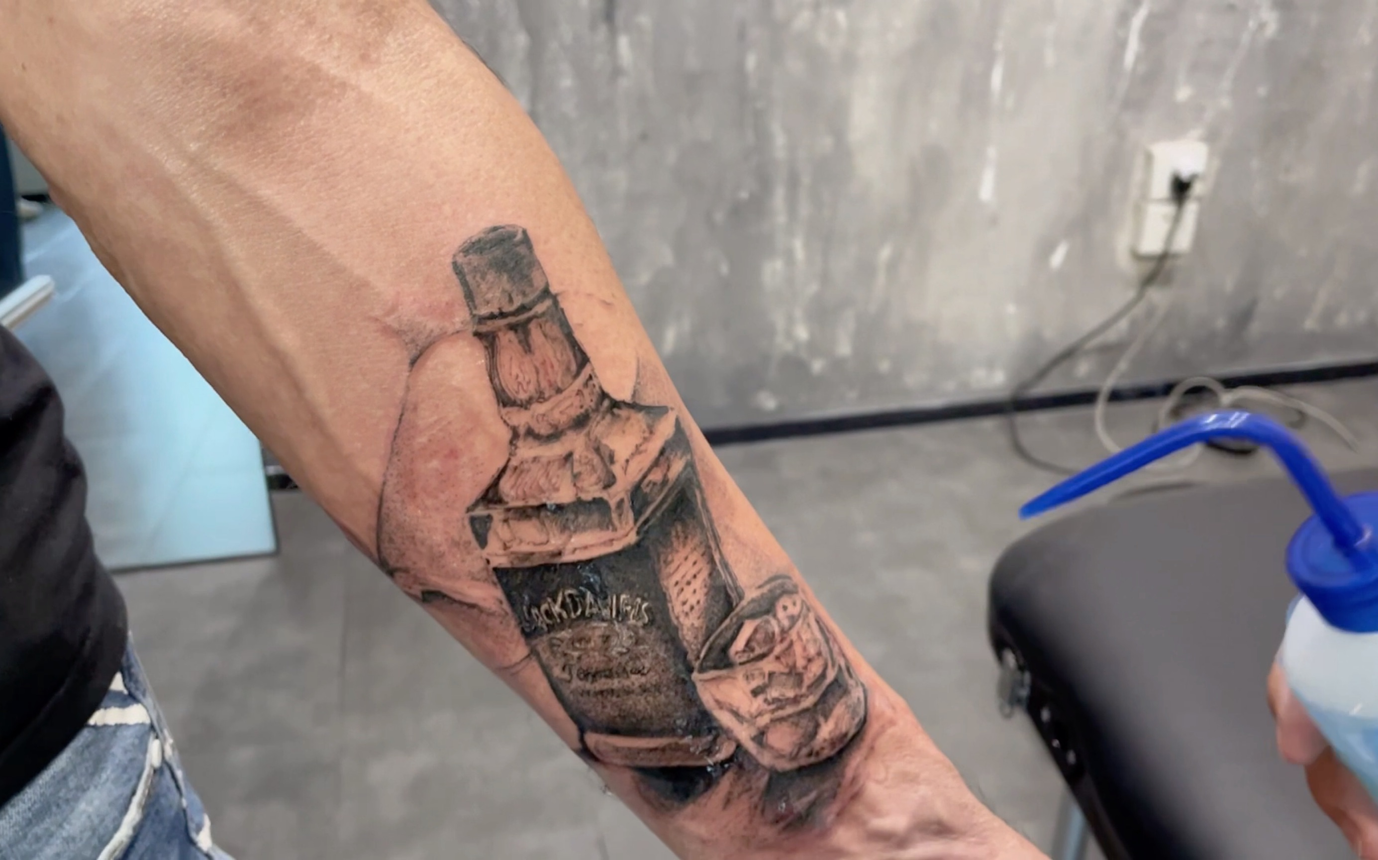 是一瓶可以代表男人的酒,是一个男人的纹身