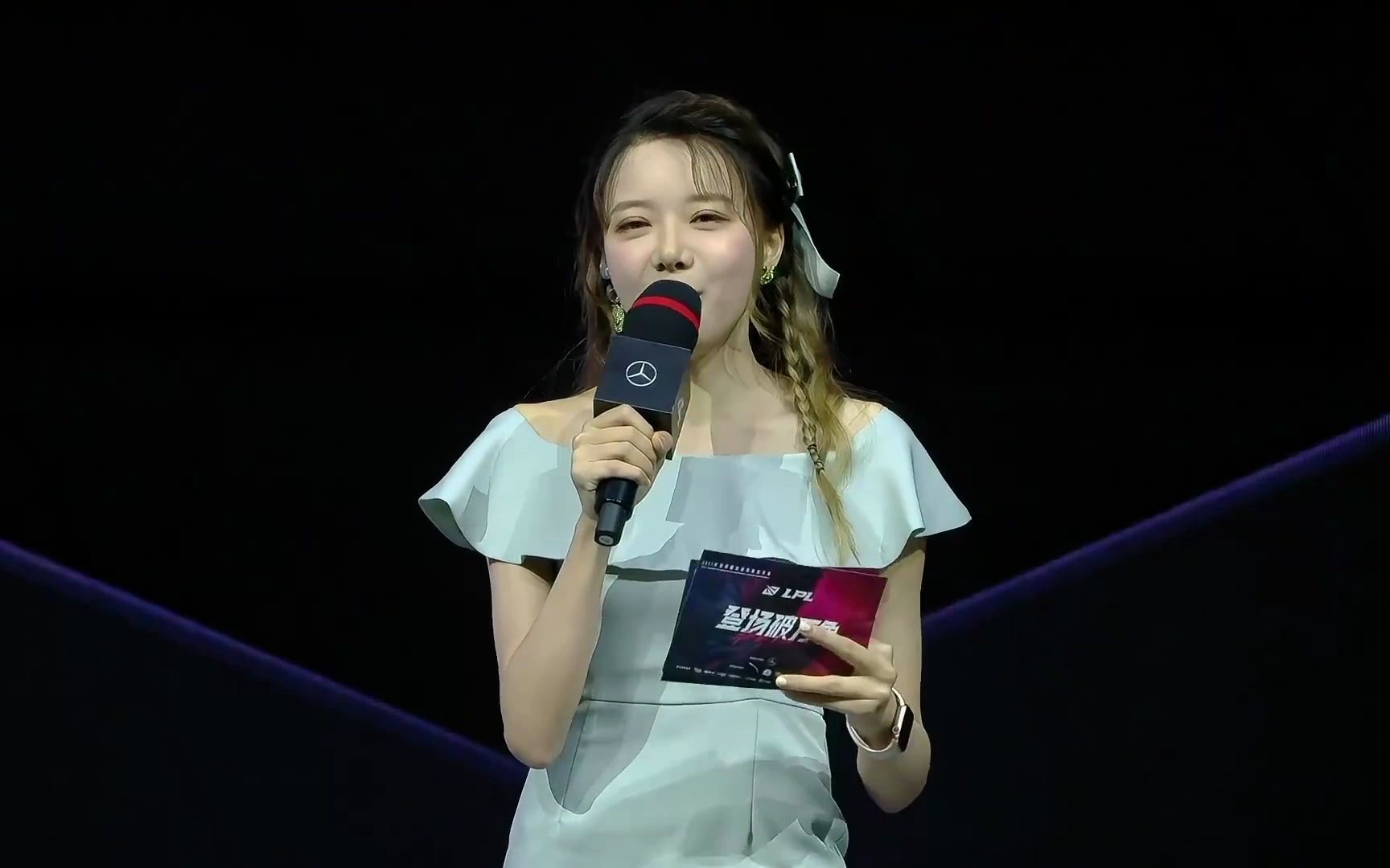 骆歆现场变身奥特曼招牌大招