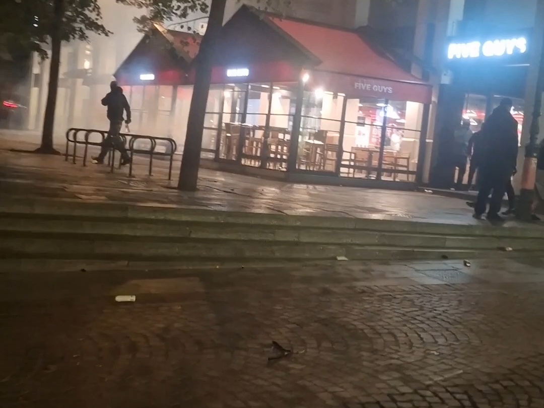 一刀未剪，現場直擊17日法國巴黎暴動中心地區晚間的場景