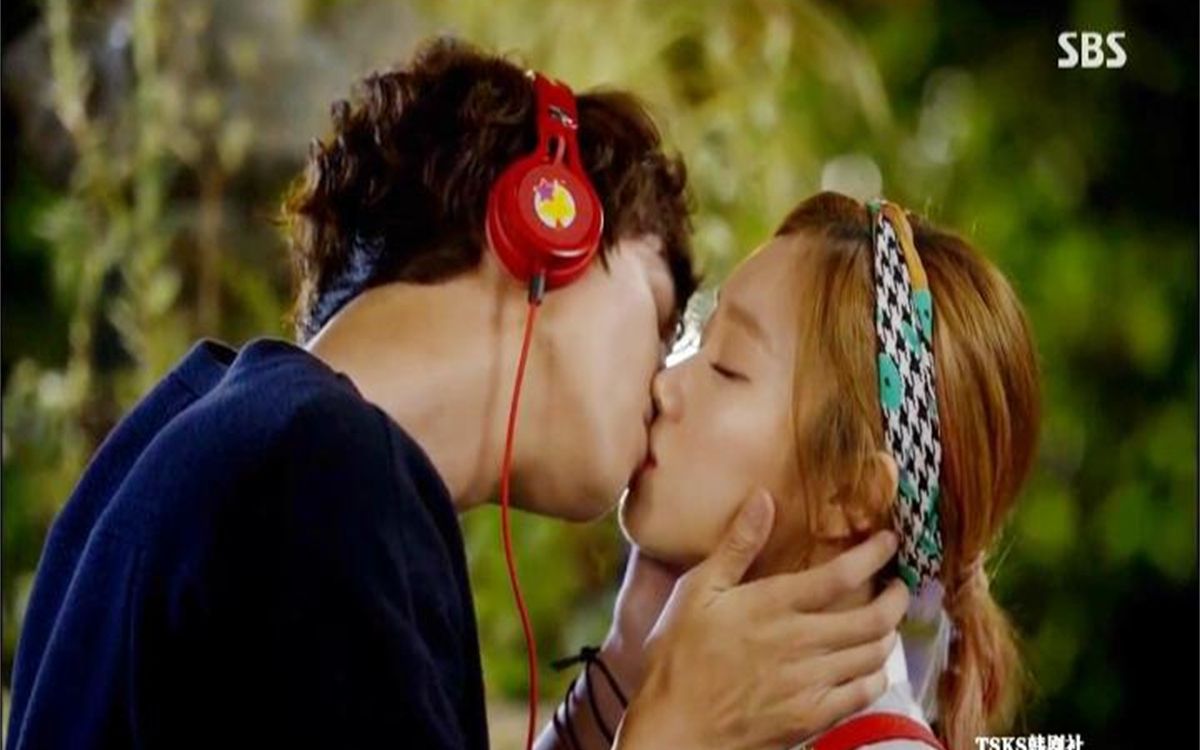 没关系是爱情啊:李光洙终于拿下李圣经,这个吻有点甜