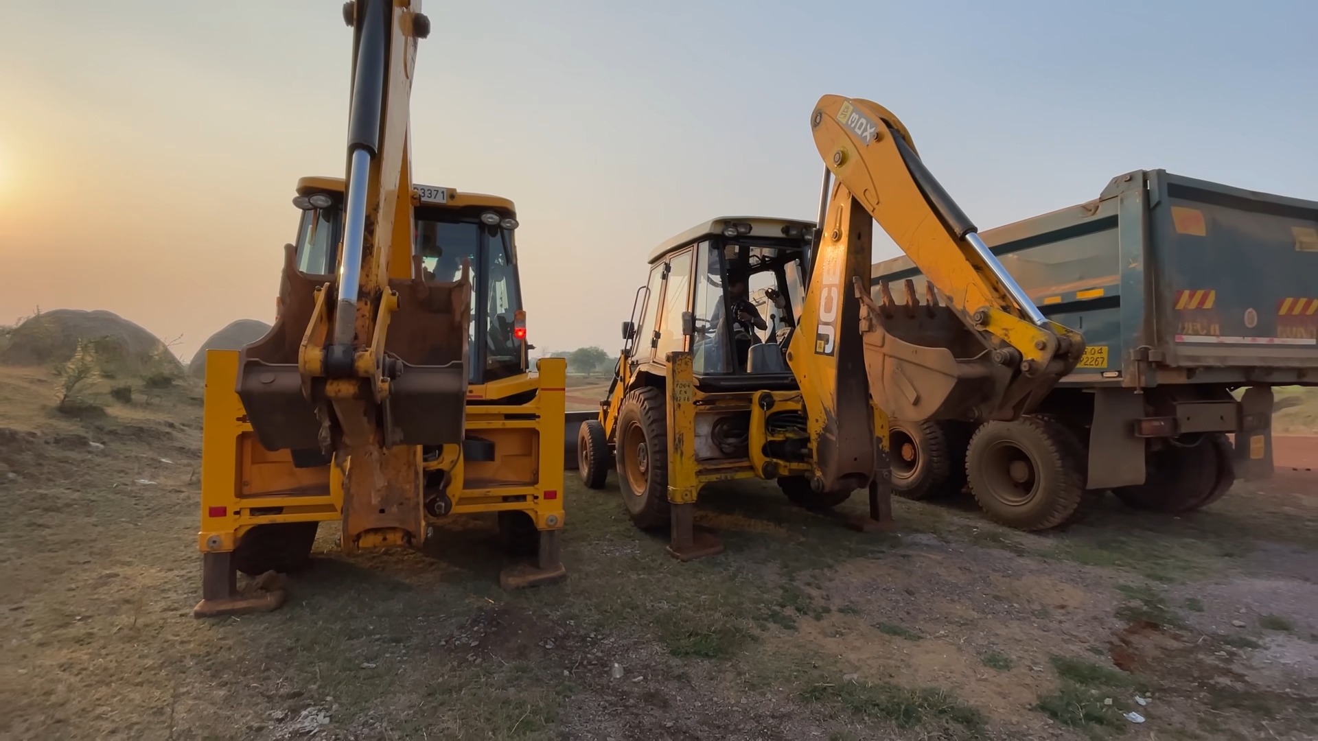 双 jcb 反铲装载机用塔塔 2518 卡车完全装载泥土