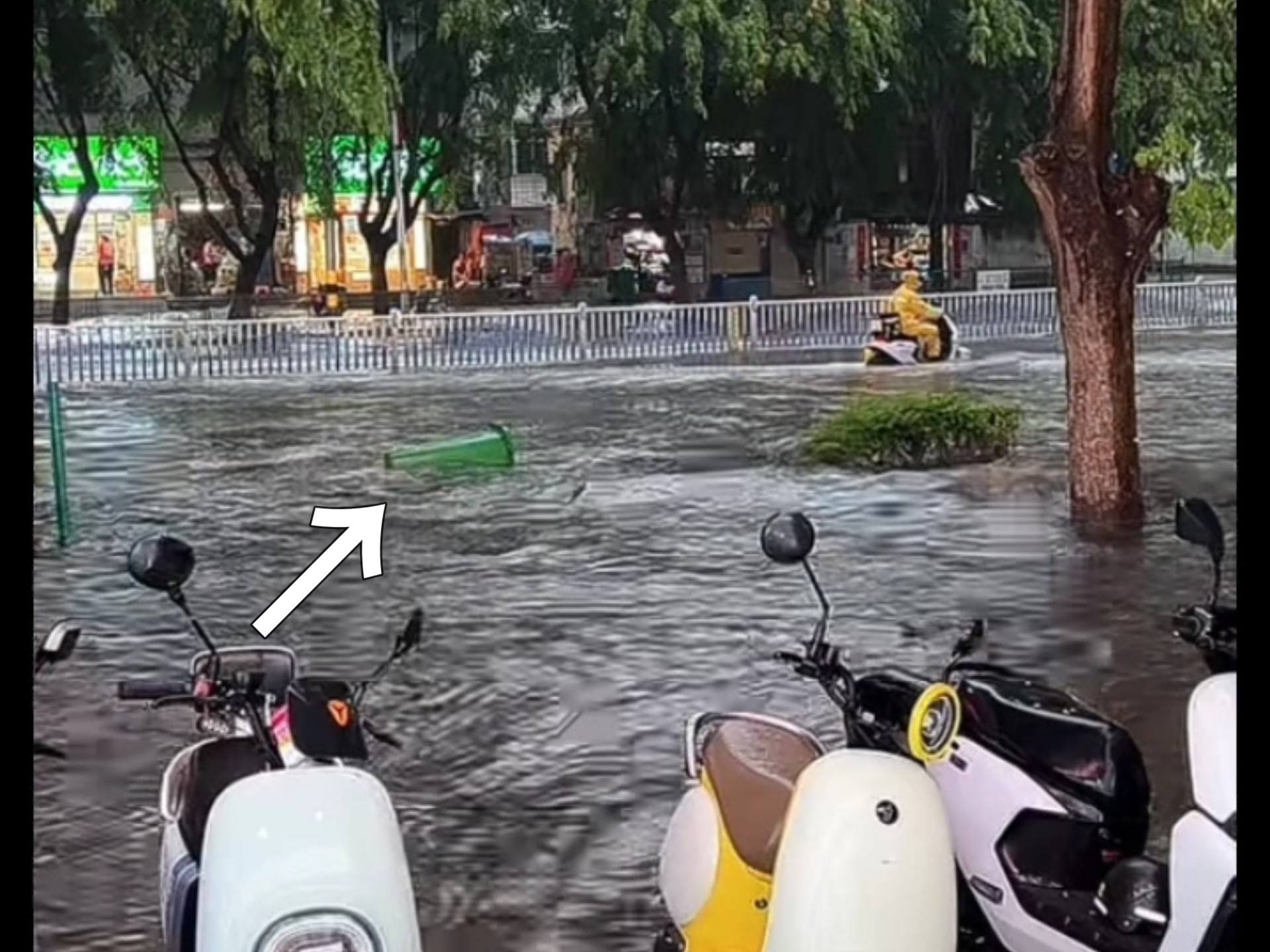 大暴雨过后道路水浸