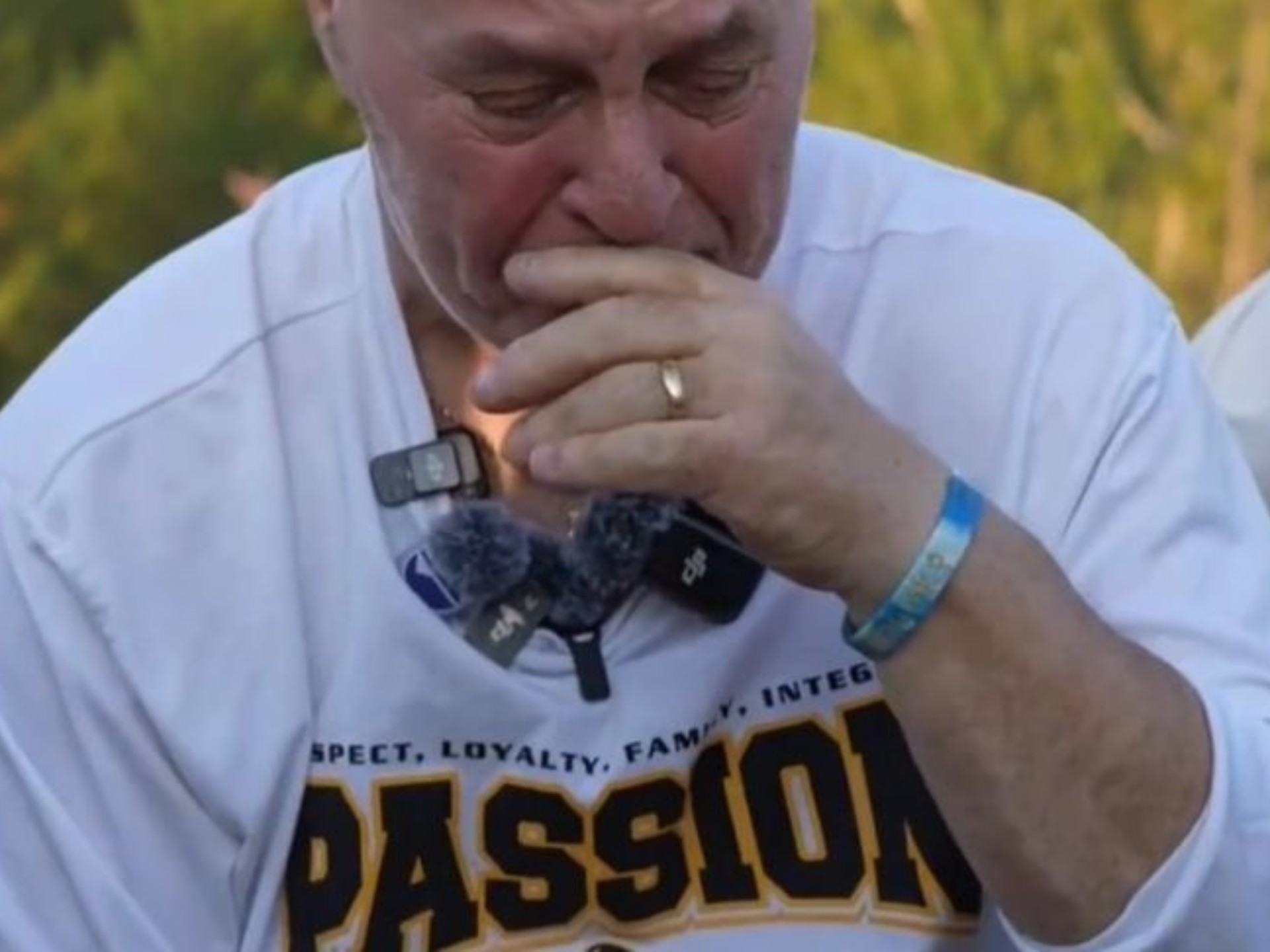 当离别越来越近，赛考斯这位古稀老人坐在沙地上动情落泪:这次之后，我们还会见面的#殷玉珍#赛考斯