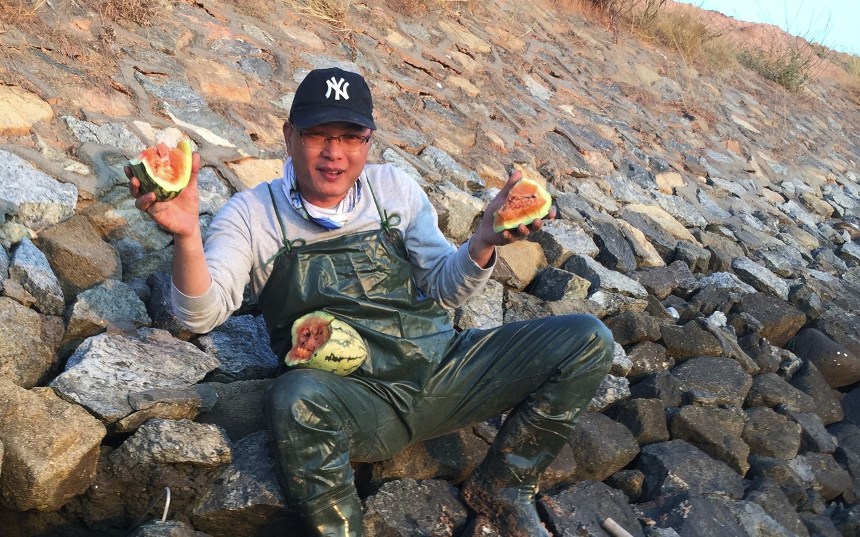 [图]闲牛去新地点赶海，不但抓到了大货还发现野生大西瓜，过足瘾了