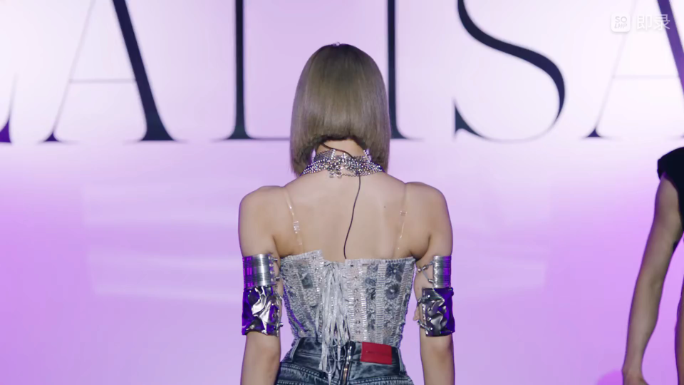 [lisa]光看我的背影就知道,我是lalisa!