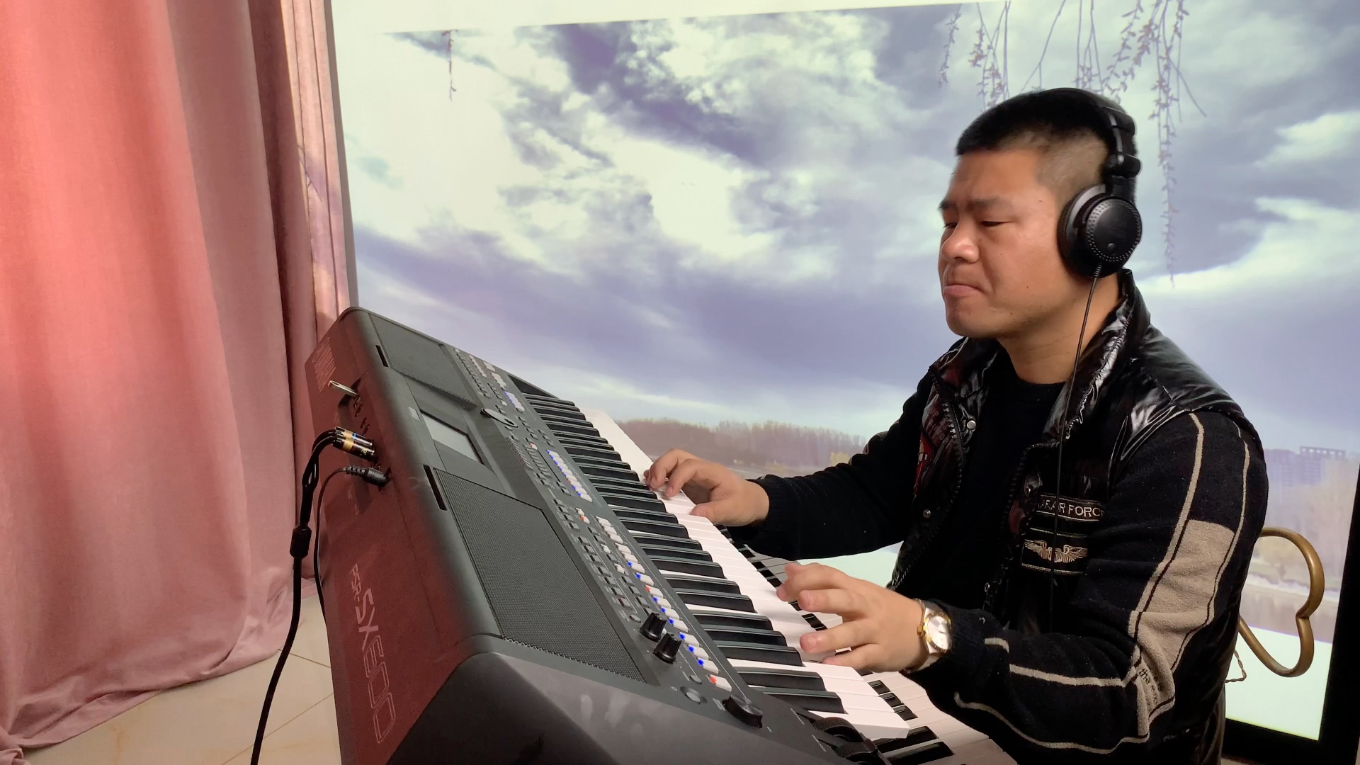 活动作品电子琴点燃一根烟