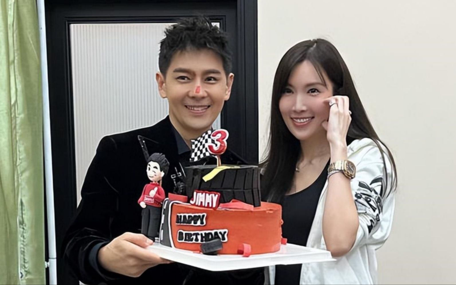 林志颖带老婆现身披哥成团夜,身材发福为人亲和,陈若仪长腿醒目