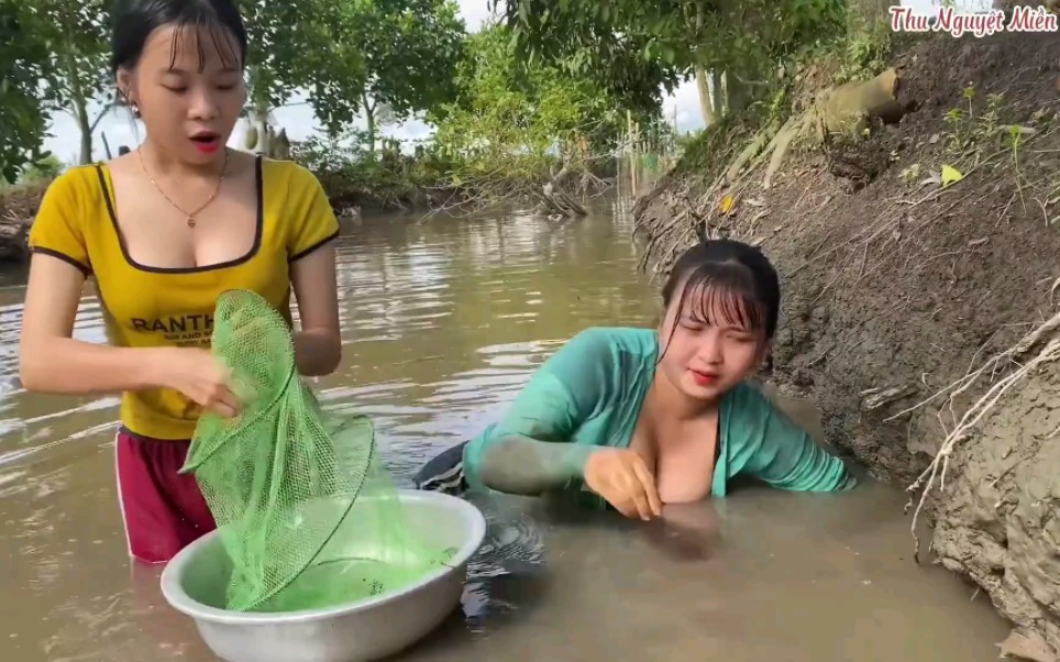 [图]越南表妹又下河捉鱼了，好大的大鱼#