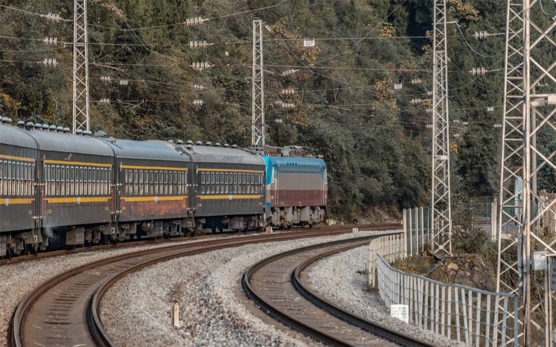 宝成铁路6064次列车由广元站开出前往冉家河方向