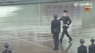 Скачать видео: 这是香港纪律部队的升旗仪式，中式步操真的帅顶天了，比英式步操好看太多了