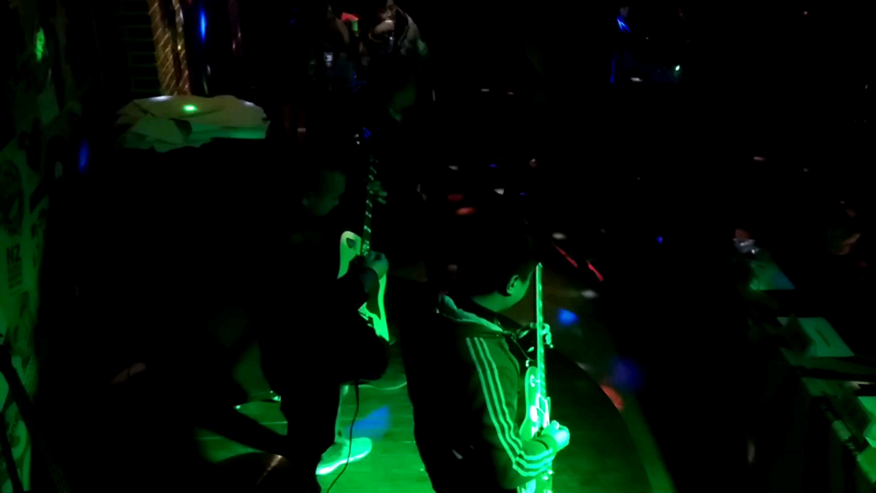 10多年前的视频…水一波,我还是很实诚的,哈哈,杨坤《空城》现场cover