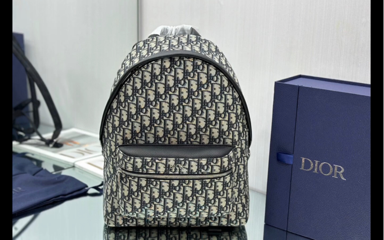 高仿迪奥这款 rider双肩背包轮廓简约,经典的学院款式洋溢着活力.