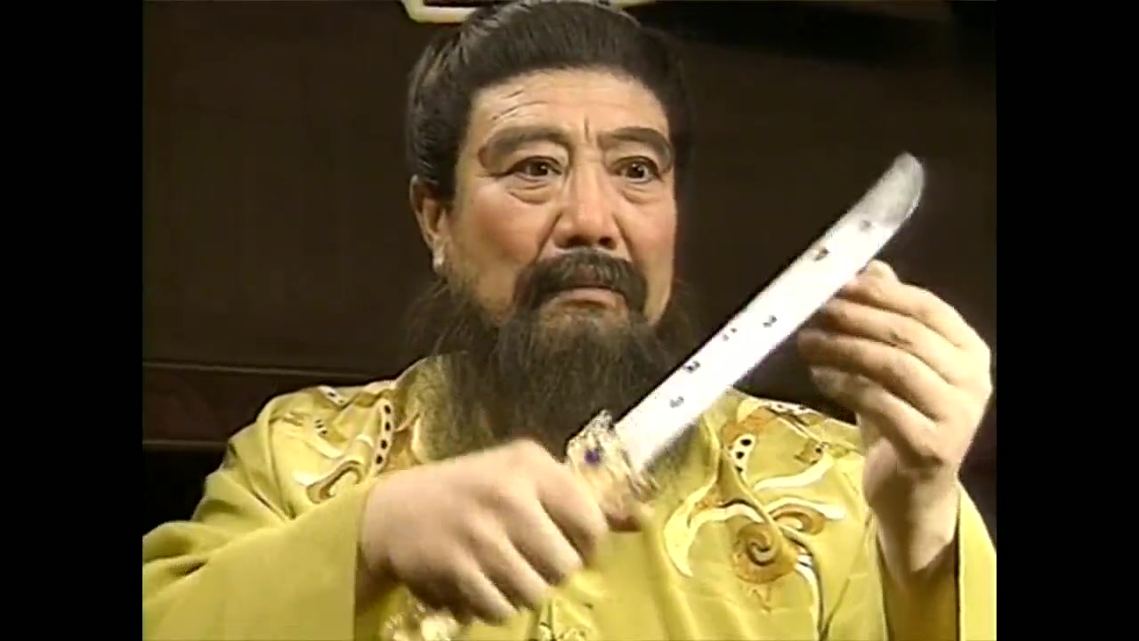 曹操趁董卓熟睡,刺杀董卓被发现,假意献七星刀,反应真机敏!