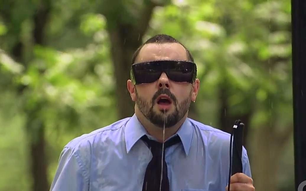 盲人站在路边,经过的汽车溅了他一身水,结果怎样呢?