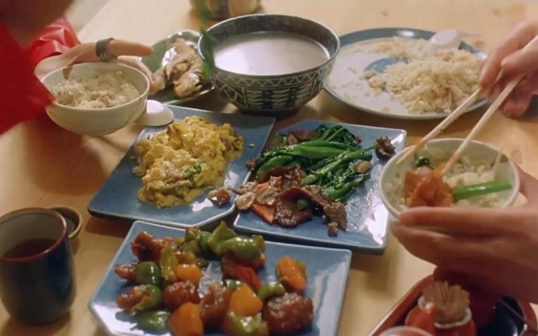 张家辉吃饭那叫一个香咕噜肉爆炒鸡蛋一上桌我能吃八大碗