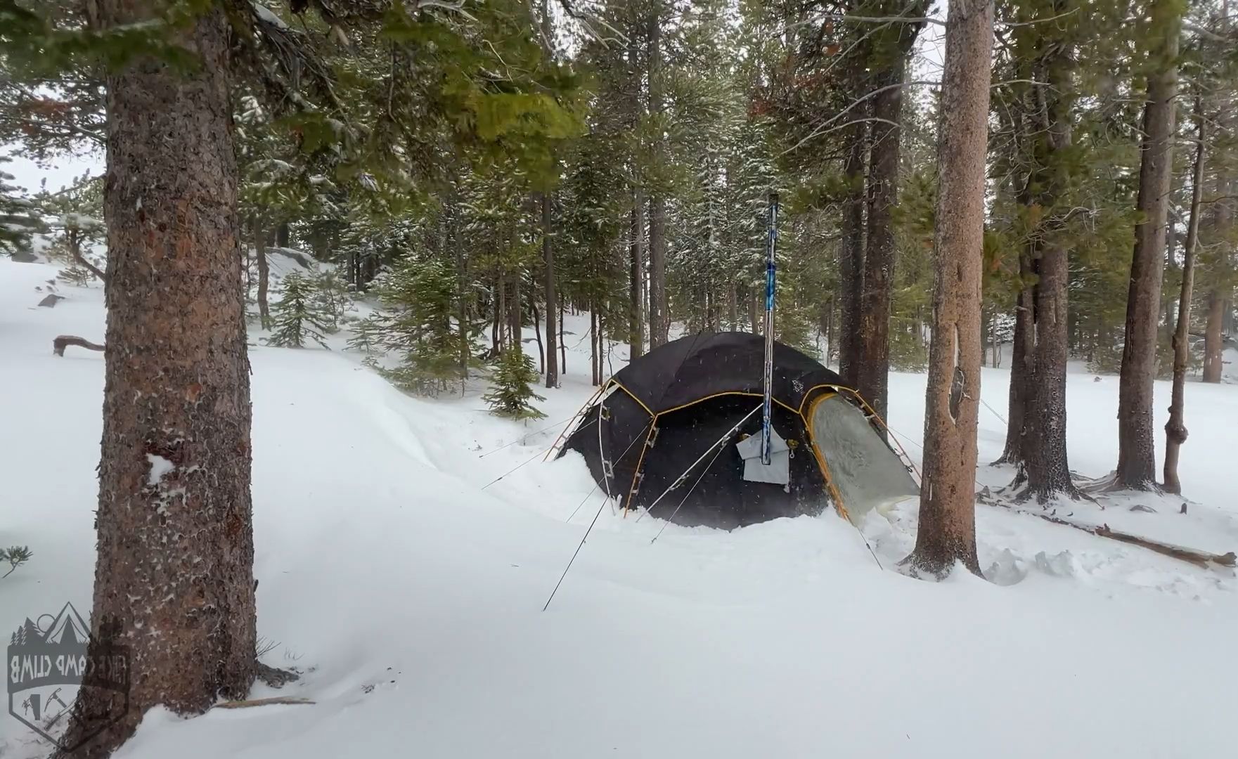 雪地森林里飓风达到了8级,牛人仅靠顶帐篷,在里面极限野营!