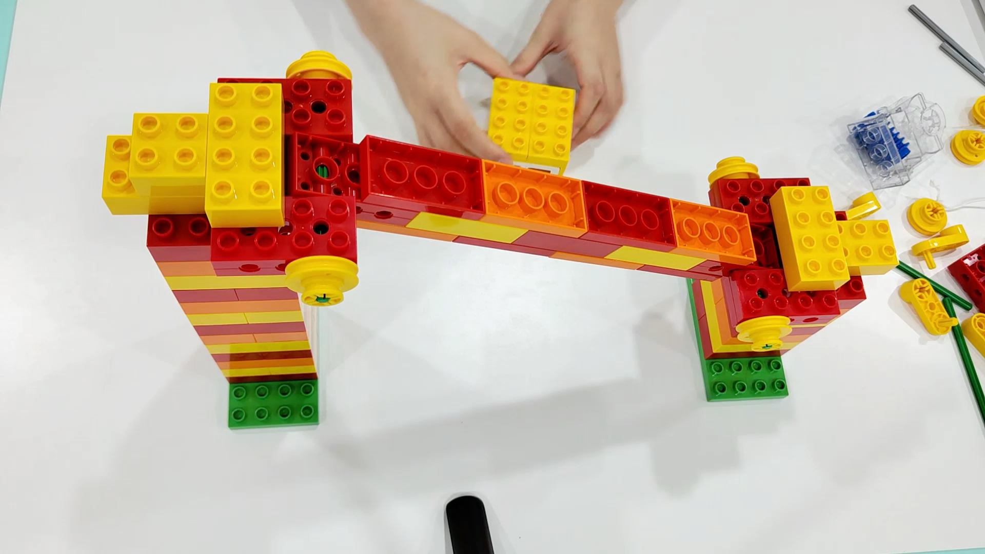 乐高大颗粒《缆车》知识点:1,重力势能转化为动能2,互锁结构3,滑轮的