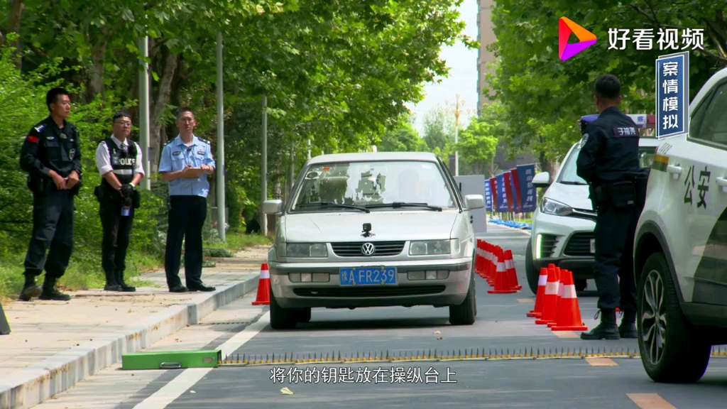 [图]【警察特训营】嫌疑犯甩车逃跑，警察合力追捕