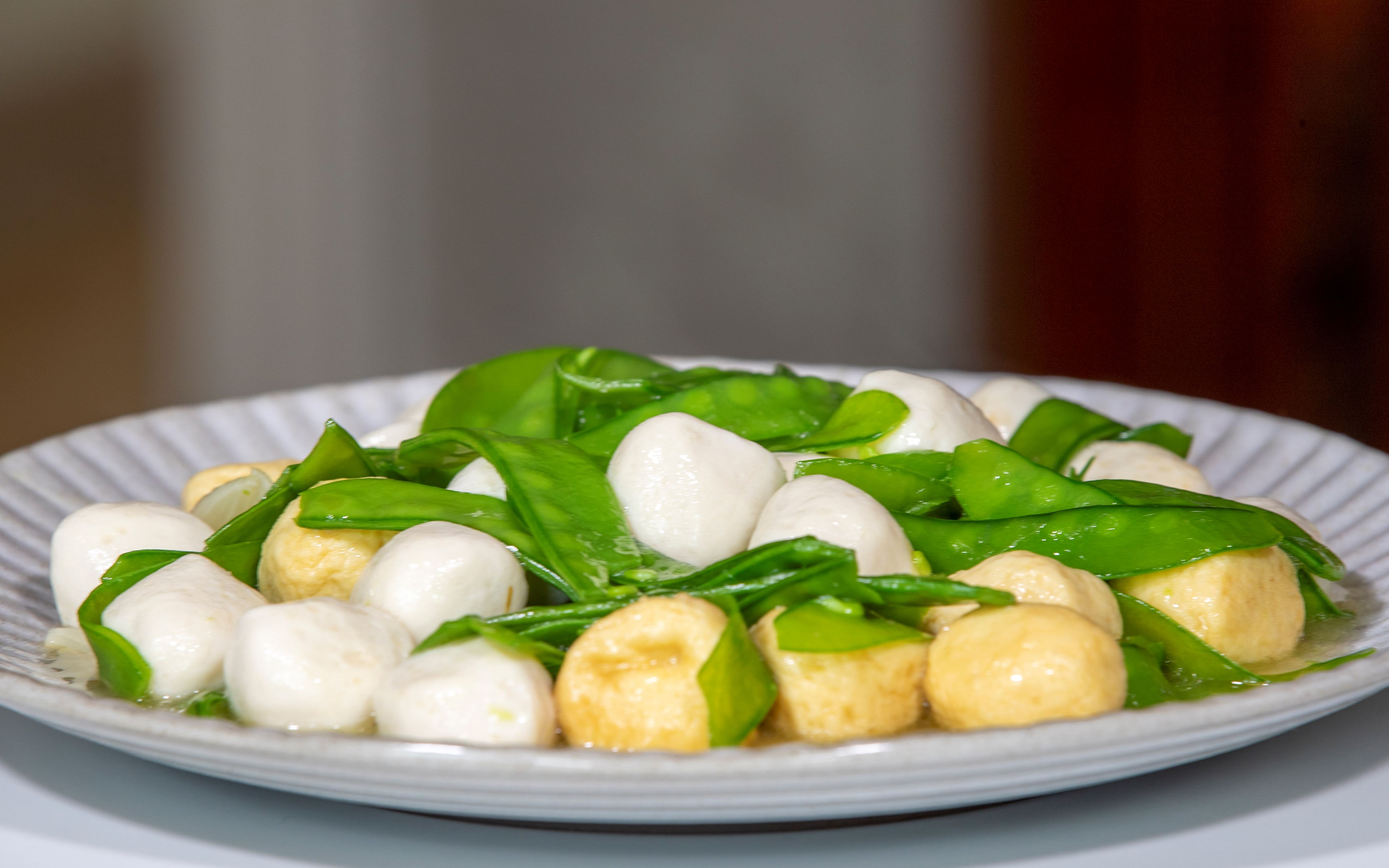 荷兰豆炒鱼丸很简单,注意焯水要加油快火猛炒是关键,好吃更好看