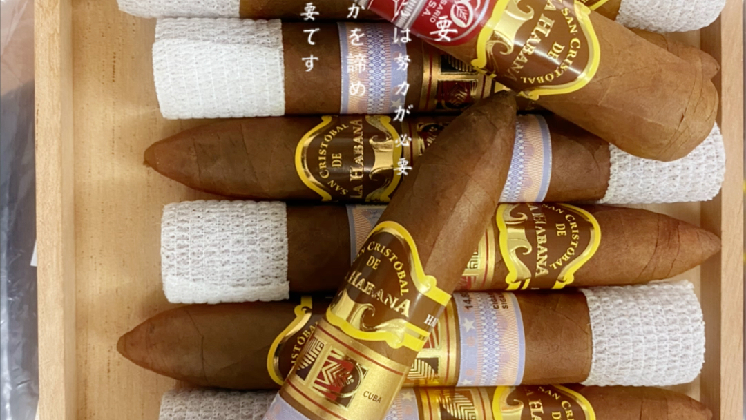 整理雪茄的冰山一角后来一根皇家罗布图