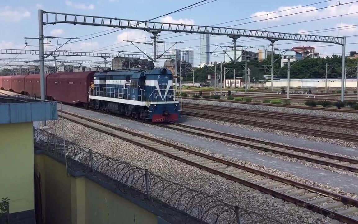 東風51389寧局柳段牽引雙層汽車運輸車停靠柳州站外摘掛