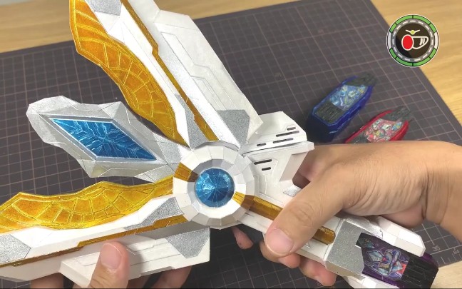 纸制特利迦奥特曼变身器胜利神光棒胜利超越之钥把玩视频