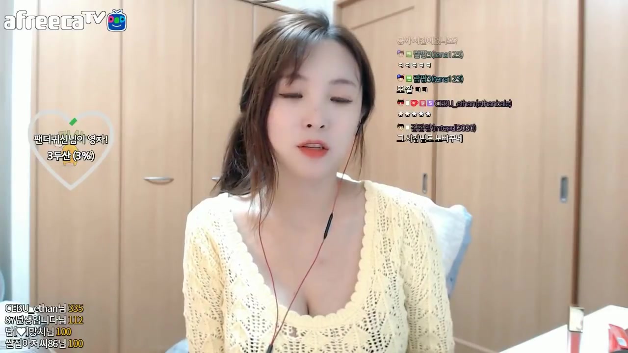 韩国女主播aejinlee我就穿这件黄色毛衣跟你开个玩笑