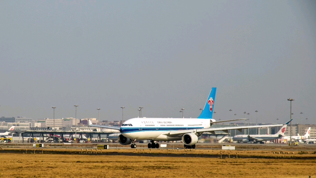 南航空客a332滑行