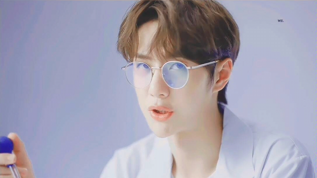 王一博金丝眼镜